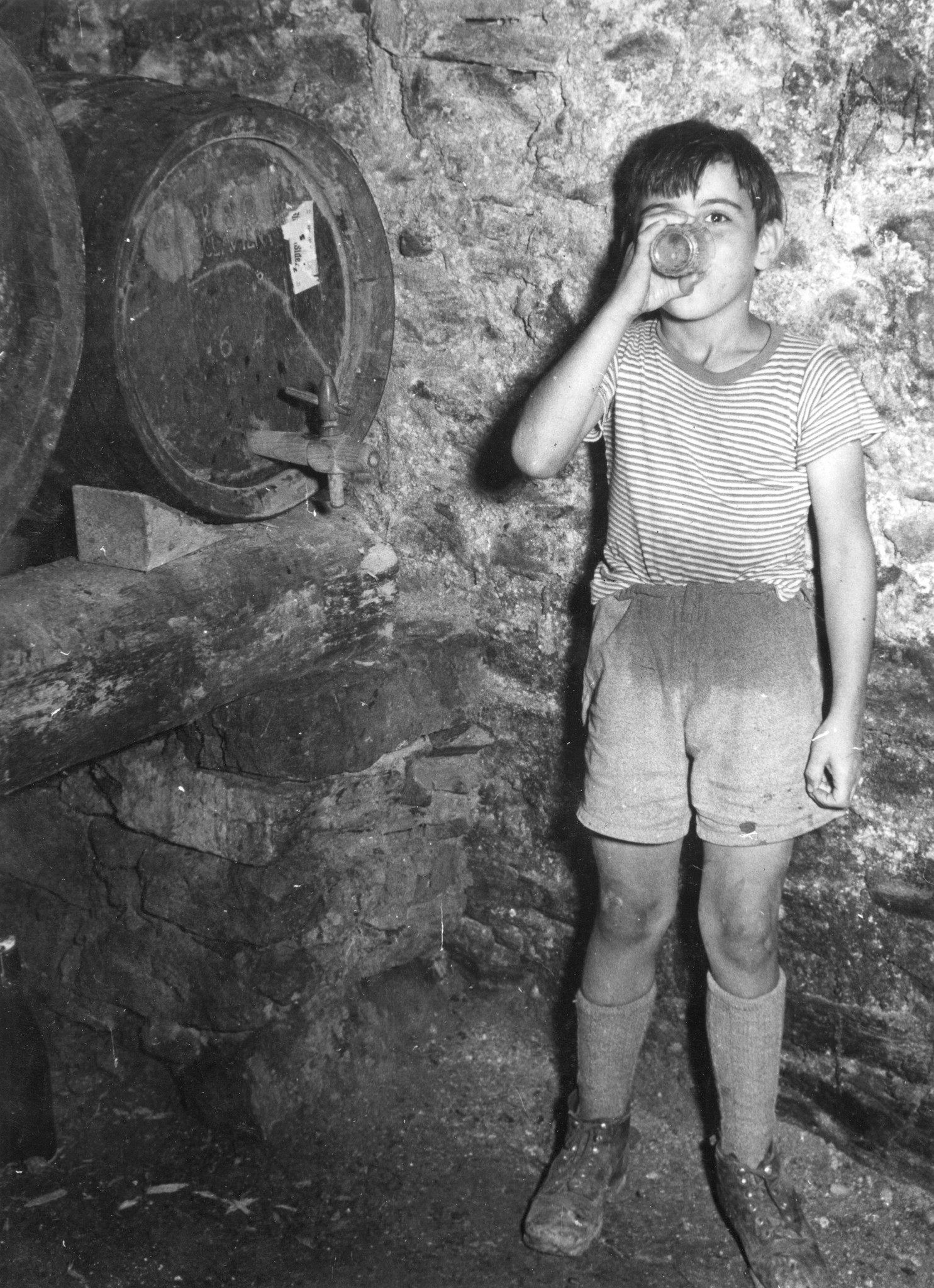 "Mit grösster Selbstverständlichkeit bedient sich der Junge mit Wein. Der Alkoholismus ist ein schlimmes Problem im Wallis."