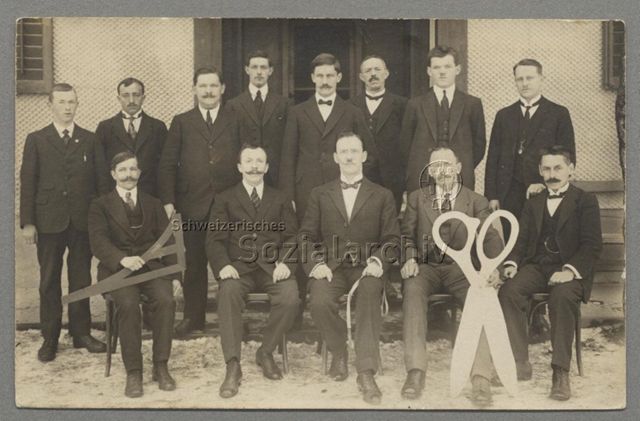Gruppenporträt Schneidermeister (?) vor Schindelwand, um 1910