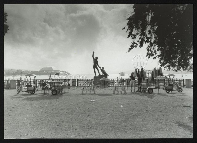 Beim "Ganymed" von Hermann Hubacher beim Bürkliplatz am Zürichsee, Kim Adams "The Gift Machine"