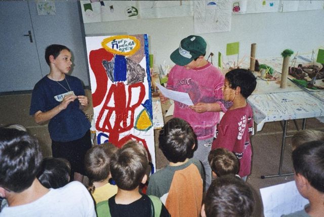 "Spielplatzplanung Aarau" - Kinder präsentieren ein Bild; 2001