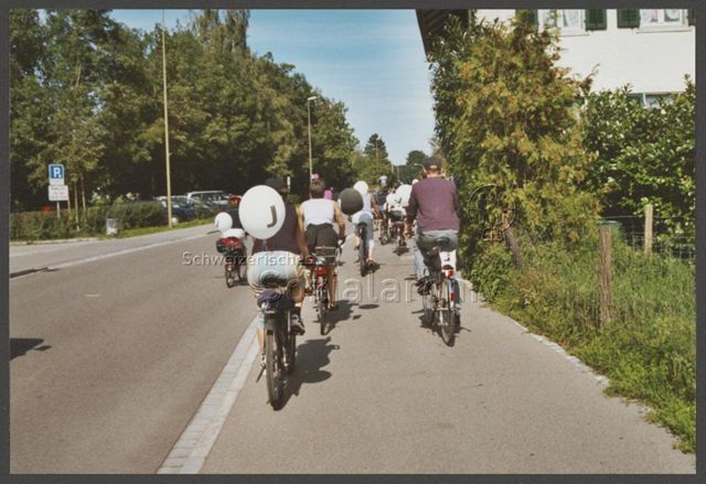 Aktion der HAZ: "Rainbow-Wolke of Love" im Vorfeld der kantonalen Abstimmung zum Partnerschaftsgesetz (08.09.2002) – Ausfahrt als Gruppe mit dem Fahrrad<br>