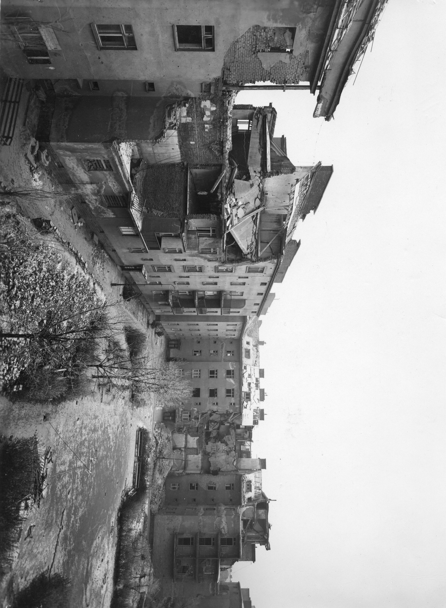 "Gemeindewohnhaus Bombenschaden"