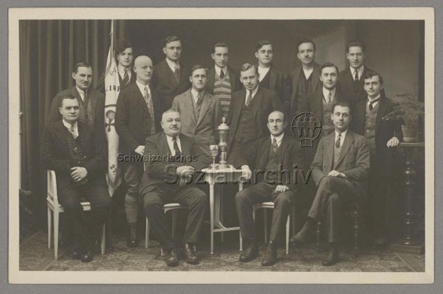 Gruppenporträt mit Pokal und Fahne, GTCP, um 1940