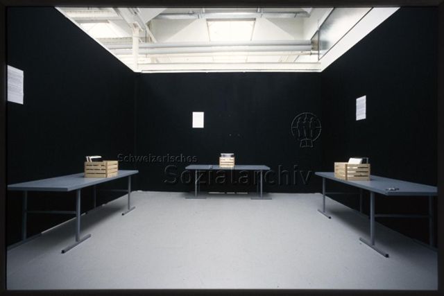 Ausstellungsansicht, Schallplattenkisten