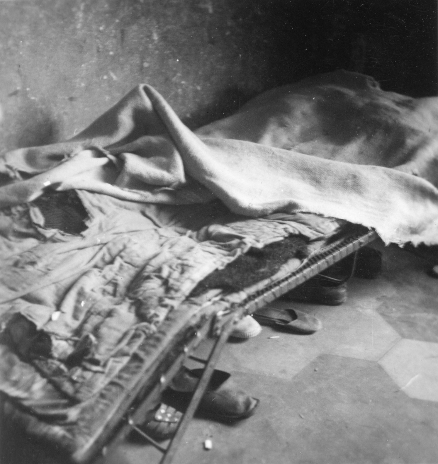 "Milano, Sommer 1946. Intérieurs bei Hausbesuchen für die AERMO-Möbelverteilung."; notdürftiges Bett