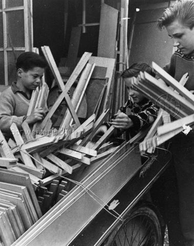 "Robinsonspielplatz Heuried", Zürich - Kinder laden Holz ab; um 1970