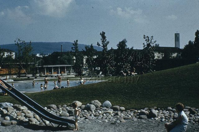 "Spielplatz und Freibad, Gemeinschaftszentrum Seebach, Zürich" - Kinder beim Spielen und Planschen; um 1975