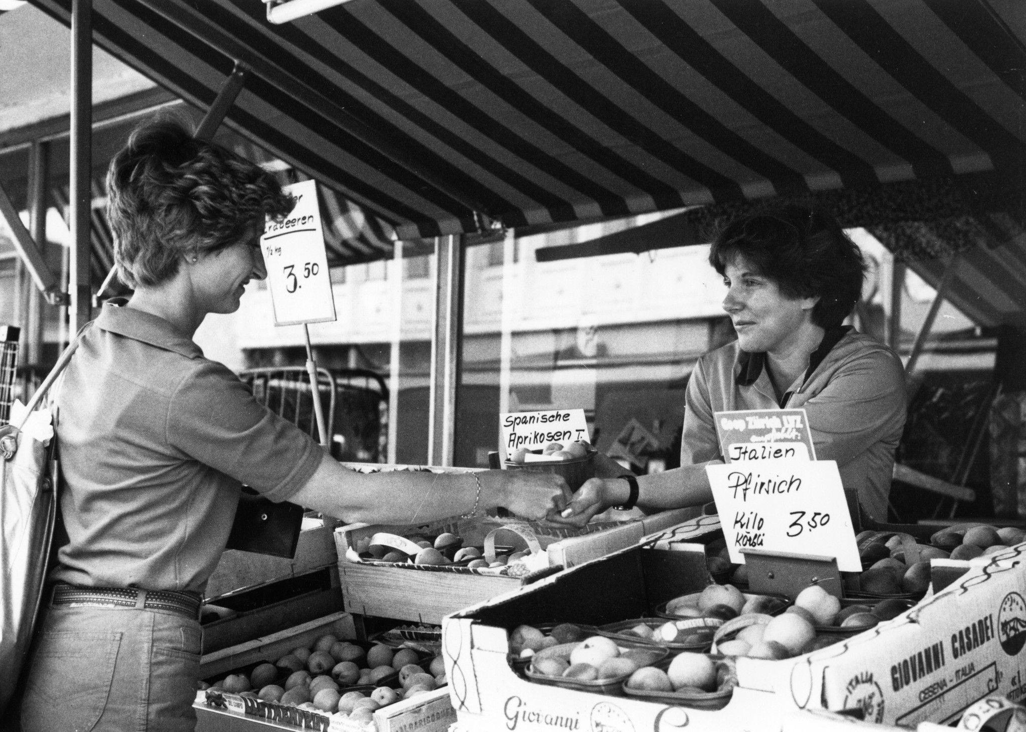 Kundin und Verkäuferin beim Verkauf von Früchten auf einem Markt (Rita Bendecovics ?)