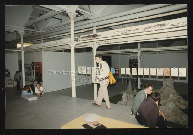 Besuchende in Ausstellung, zweiter von rechts: Stephan Ramming (Der böse Bub Eugen)