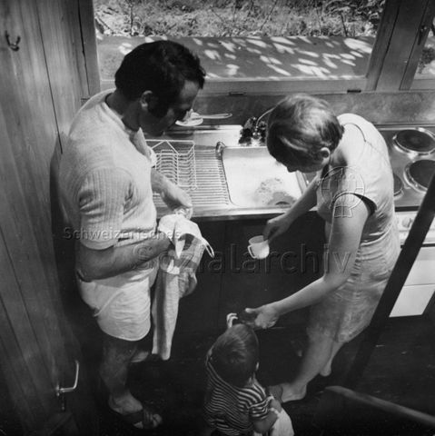 Bosco della Bella, Feriendorf für kinderreiche Familien, Innenaufnahmen - Familie beim Abwasch; 1970