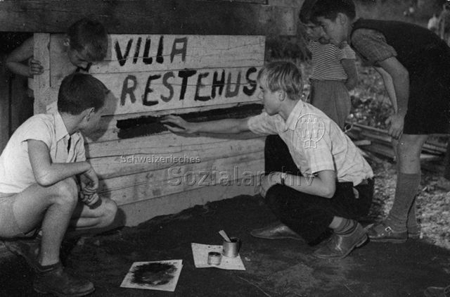 Spielplatz, wahrscheinlich in Skandinavien - Jungen beim Bemalen einer Hütte; um 1965