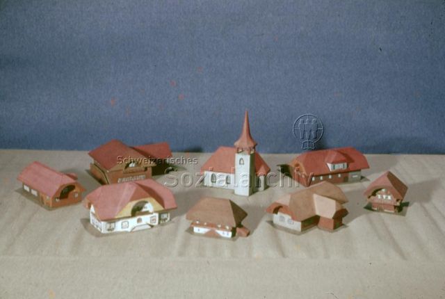 "Spielzeuge aus Holz und Abfällen: Spiel-Holz-Dörfli" - Bauernhöfe und eine Kirche in Spielzeuggrösse
