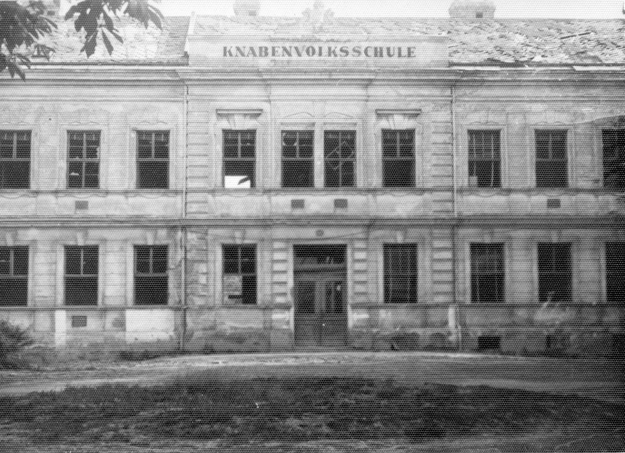"Schwechat bei Wien - ehemalige Knabenvolksschule"