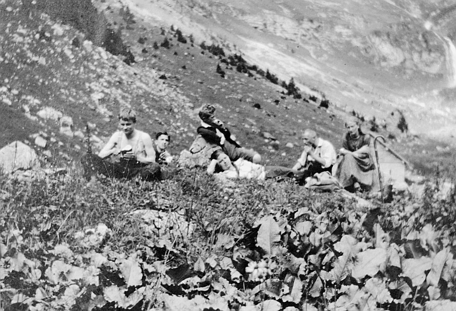 Wandervögel bei einer Rast (vermutlich) während einer Wanderung (1920)