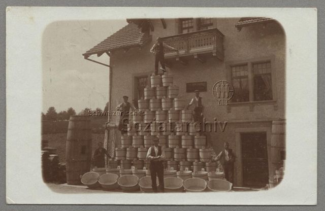 Küfer (Fassbinder) mit Küfereiartikeln, um 1920