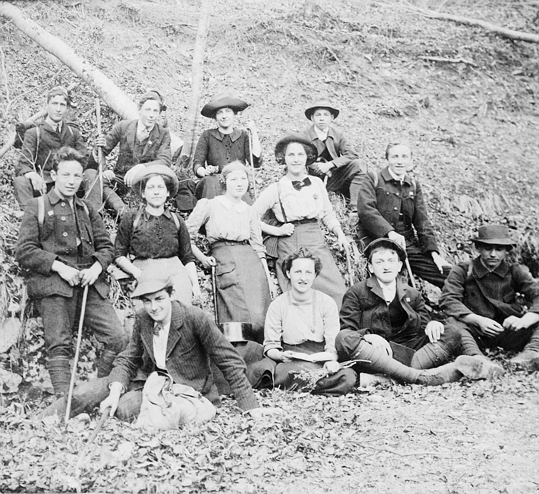 Gruppenporträt der Wandervogel-Ortsgruppe Zürich-Altstadt , welche im Wald (vermutlich) sitzen oder stehen (1912)