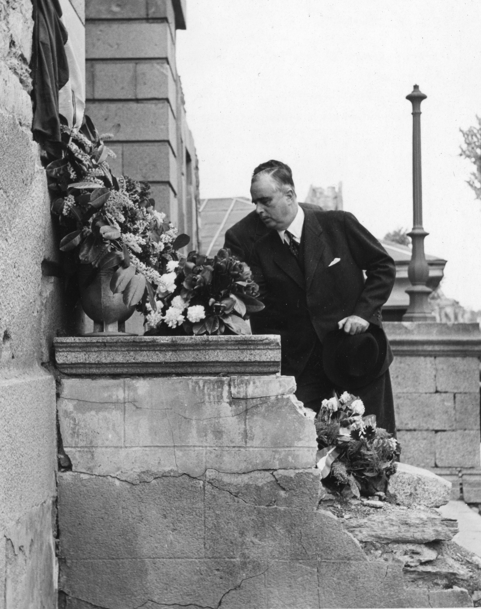 "Carl Burckhardt ministre suisse à Paris dépose couronne sur les marches de la prison de Saint-Lô ". - Carl Burckhardt legt einen Blumenstrauss auf die Stufen des Gefängnisses in Saint-Lô