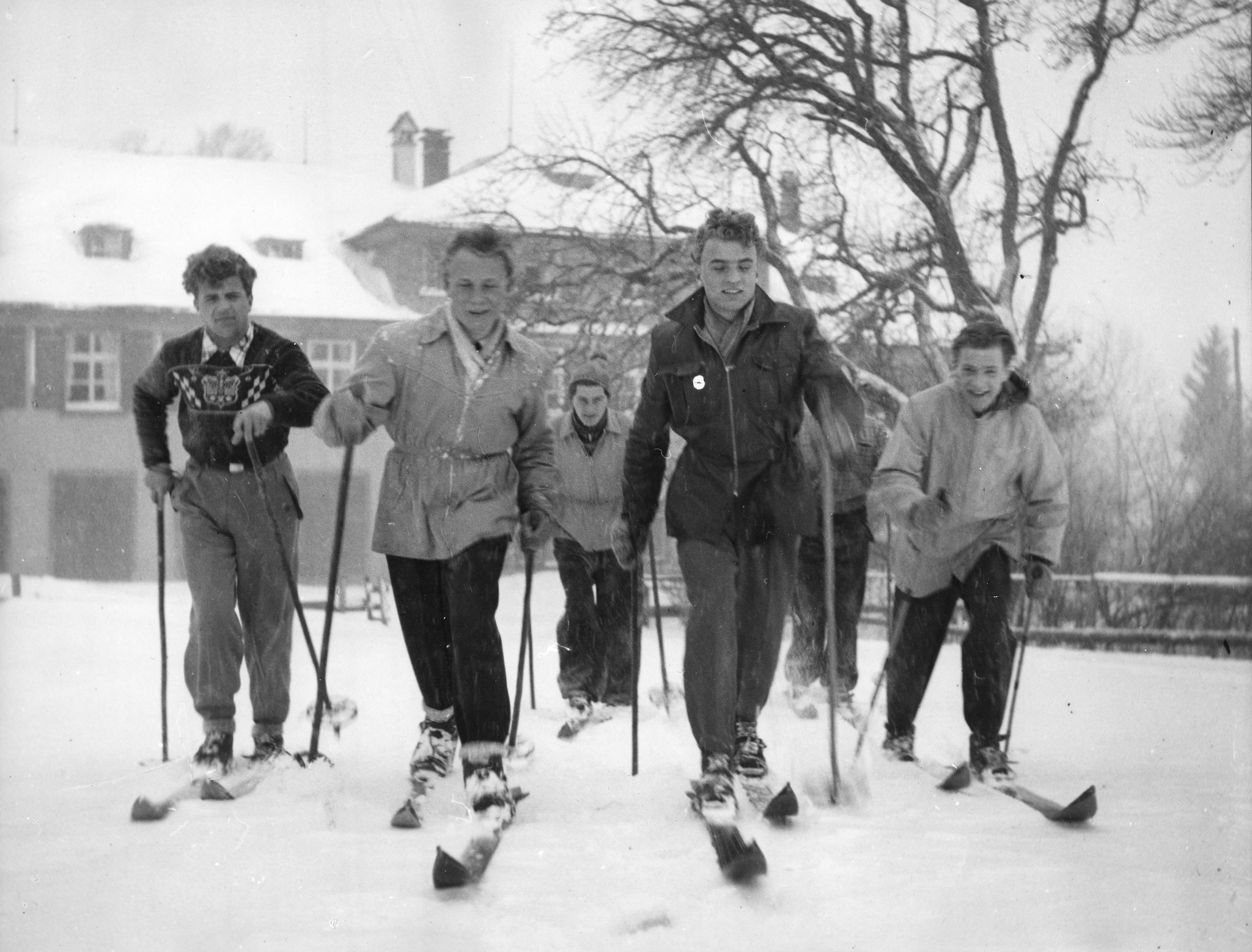 Erholungsaktion für jugendliche deutsche Flüchtlinge im Ferienhaus Lindenbühl 1952/1953; eine skifahrende Gruppe von Jugendlichen
