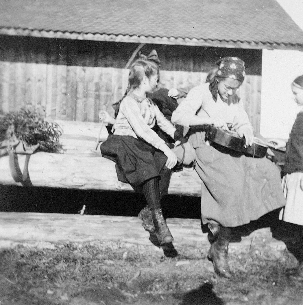 Fahrt der Wandervogel-Mädchen Richterswil - Wandervögel sitzen vor einem Bauernhof (vermutlich), Trudy Sennhauser die Gitarre auf de