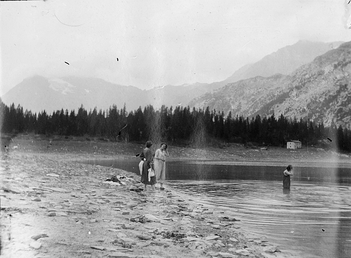 Wandervögel bei einem See in Graubünden (ein Wandervogel im See stehend) - Grosse Fahrt von Peter Jud (1909)