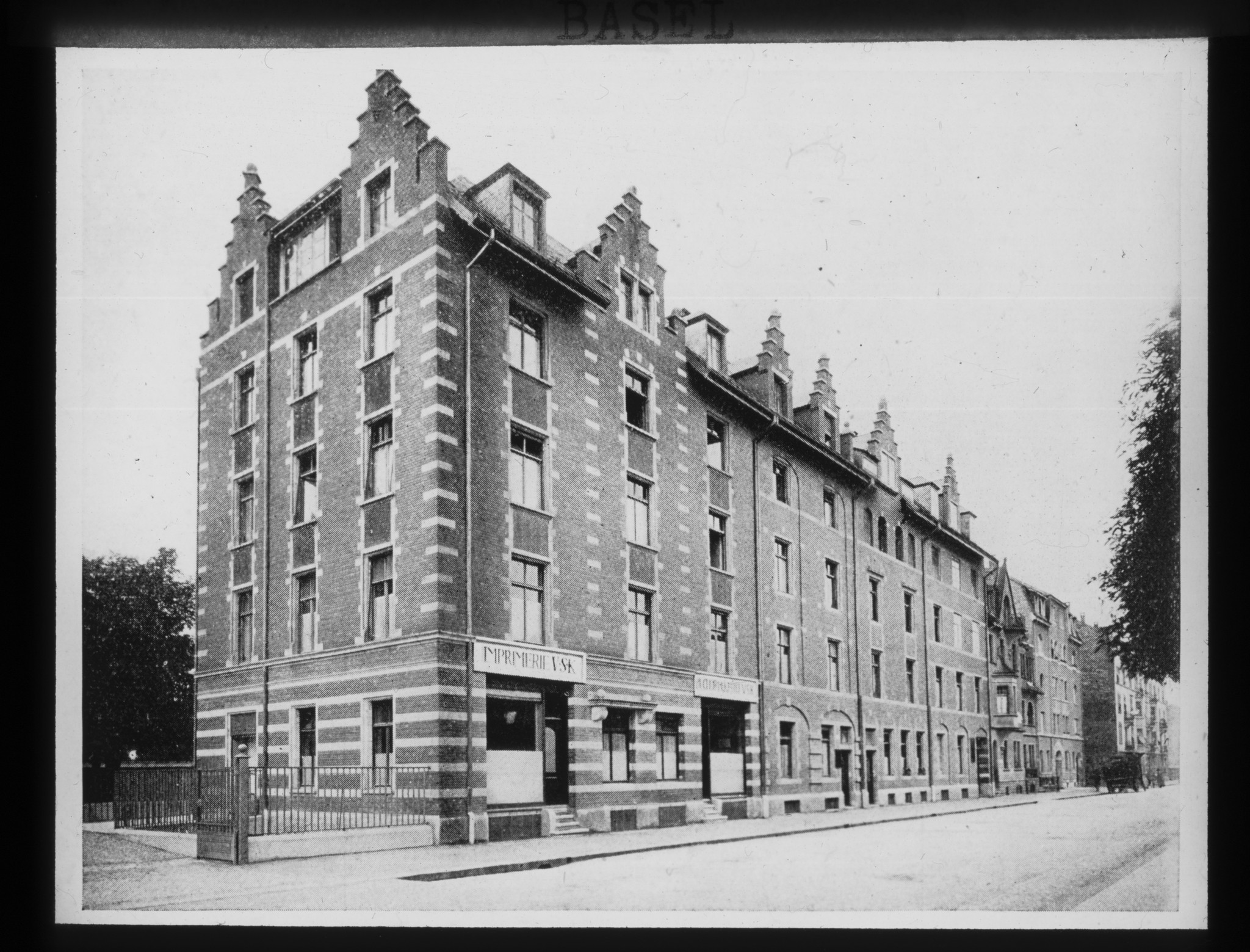 Dia: Druckerei-Gebäude des V.S.K. (Verband schweizerischer Konsumvereine) in Basel; Aussenansicht.