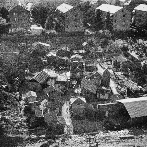 "Robinsonspielplatz Heuried", Zürich - Ansicht der Anlage mit ihren Hütten von oben; um 1960