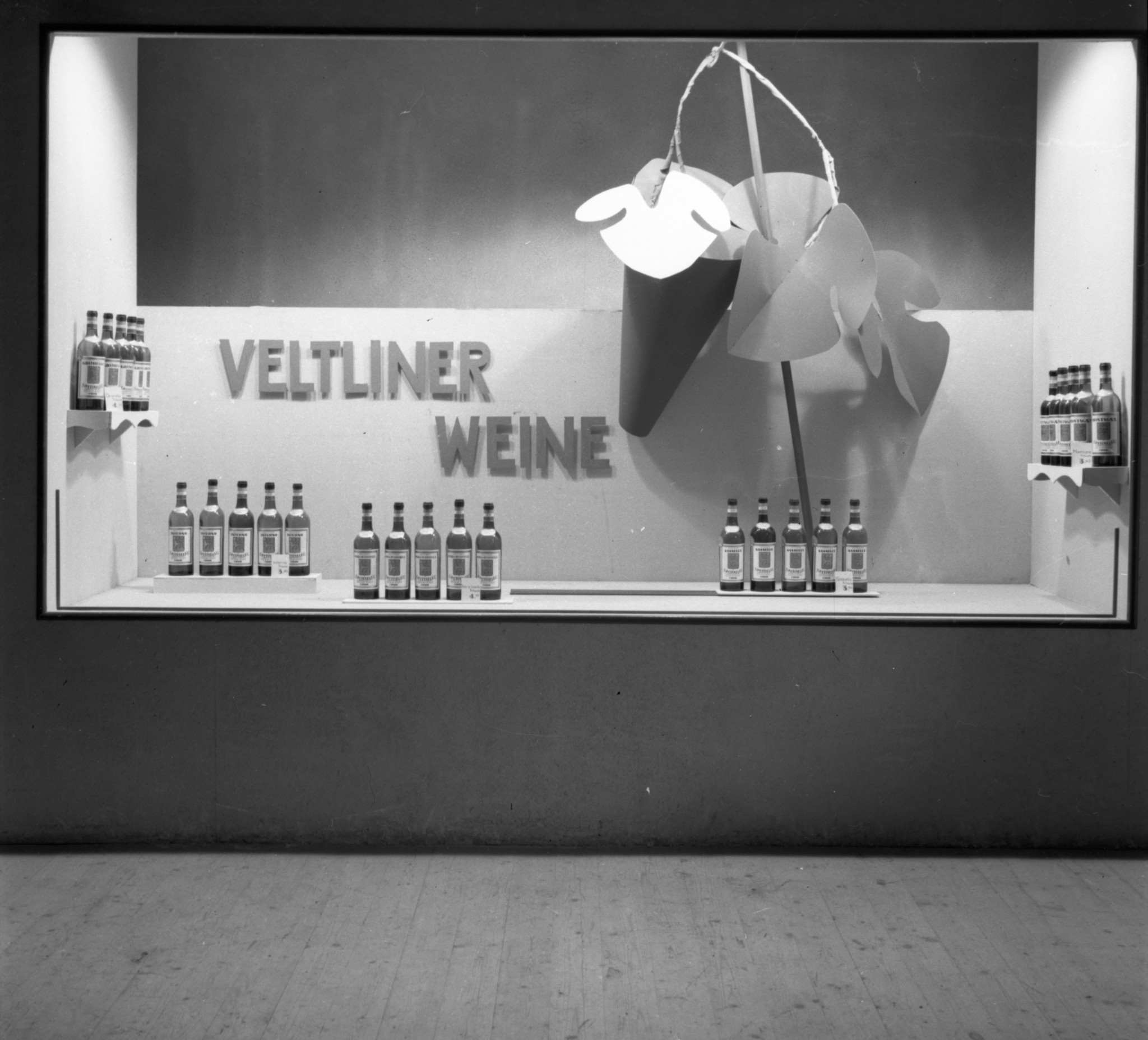 Schaufenster Filiale LVZ: "Veltliner Weine"