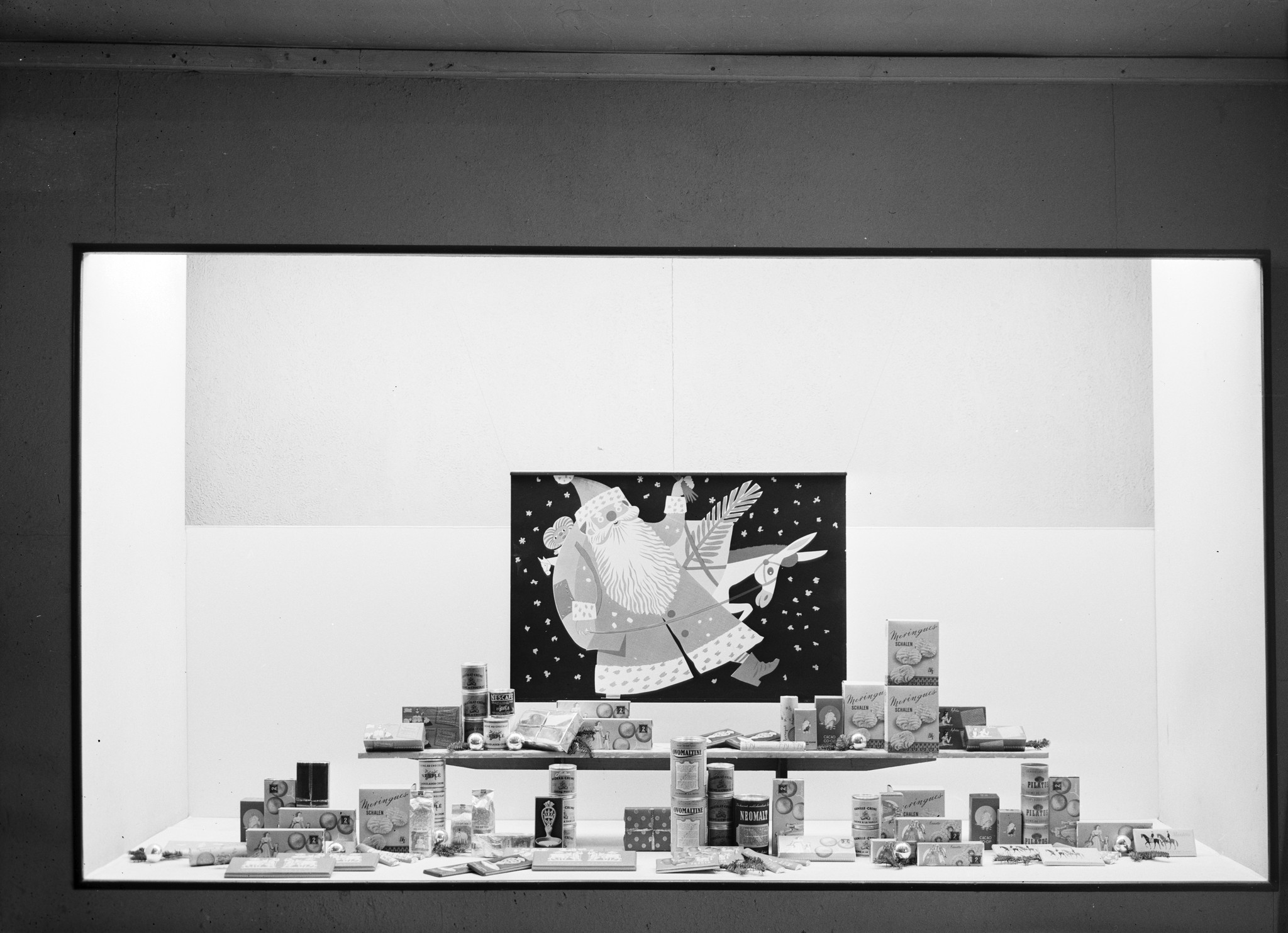 Schaufenster Filiale LVZ: Samichlaus Zeichnung von Moritz Kennel, Ovomaltine, Nescafe, Zwieback, Stalden Vanillecreme und anderes