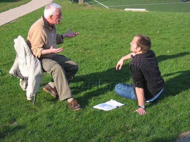 Open Space: "Schwule Gesundheit" (vermutlich April 2006, Vaumarcus) – Open-Space-Teilnehmer im Freien