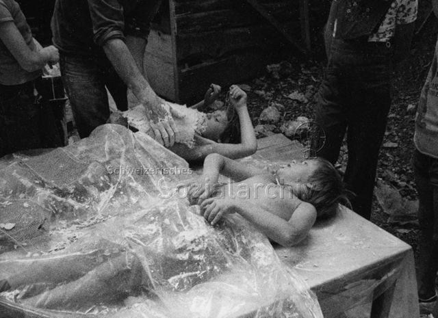 "Robi Olten" - Kinder lassen Gipsabsdrücke machen; 1976