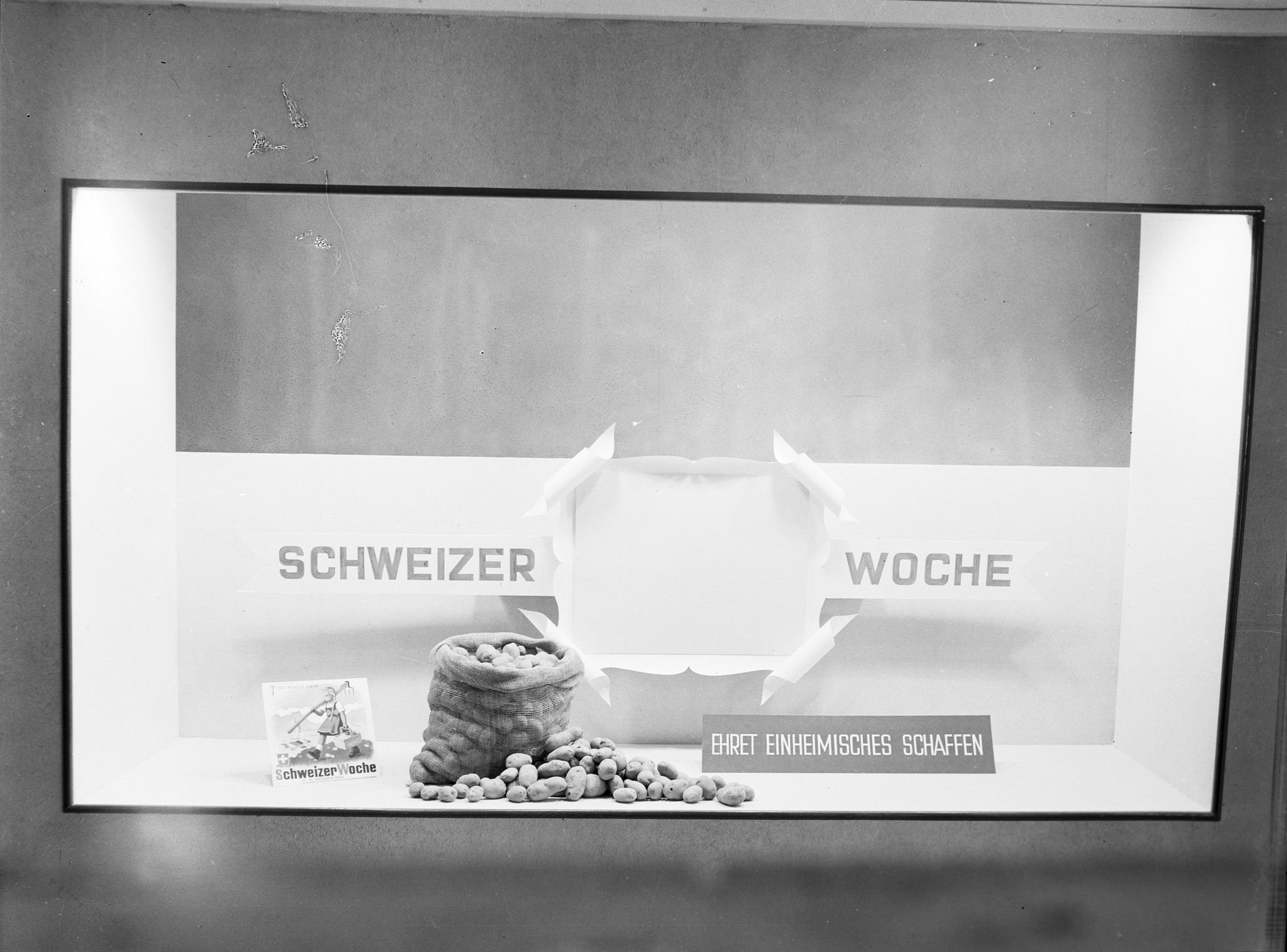 Schaufenster Filiale LVZ: "Schweizer Woche - Ehret einheimisches Schaffen"