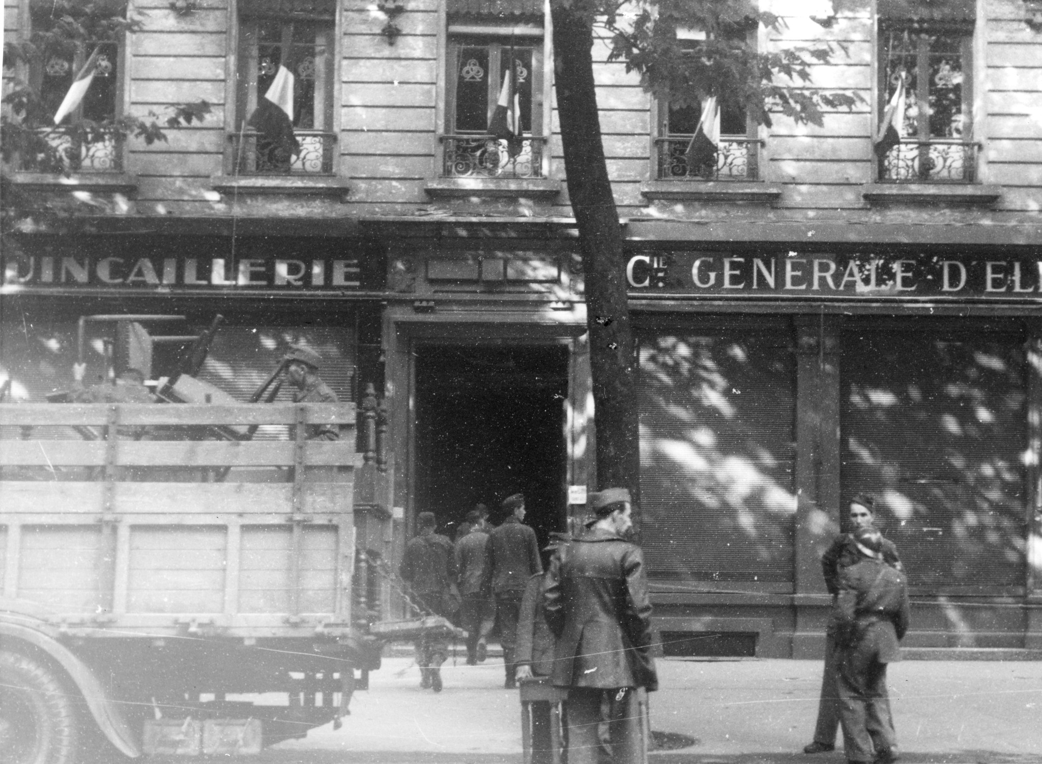 Gefangene der Gestapo stehlen Möbel aus einem Haus