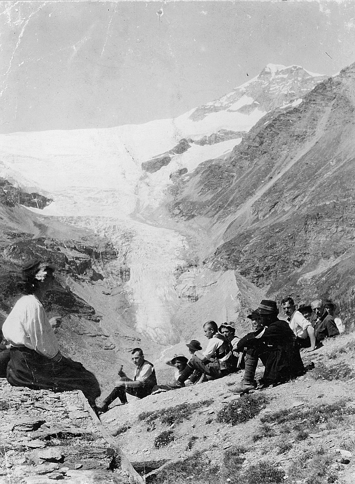 Blick ins Puschlav (?) - Rastende Wandervögel während einer Sommerfahrt - Im Hintergrund ist ein Gletscher sichtbar (1909)