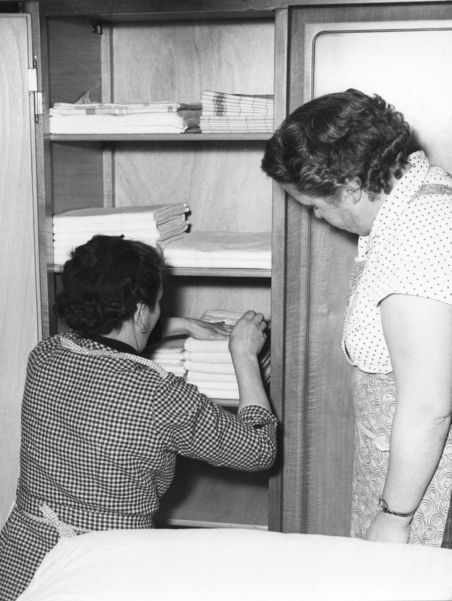 Zwei Frauen begutachten Frotteetücher