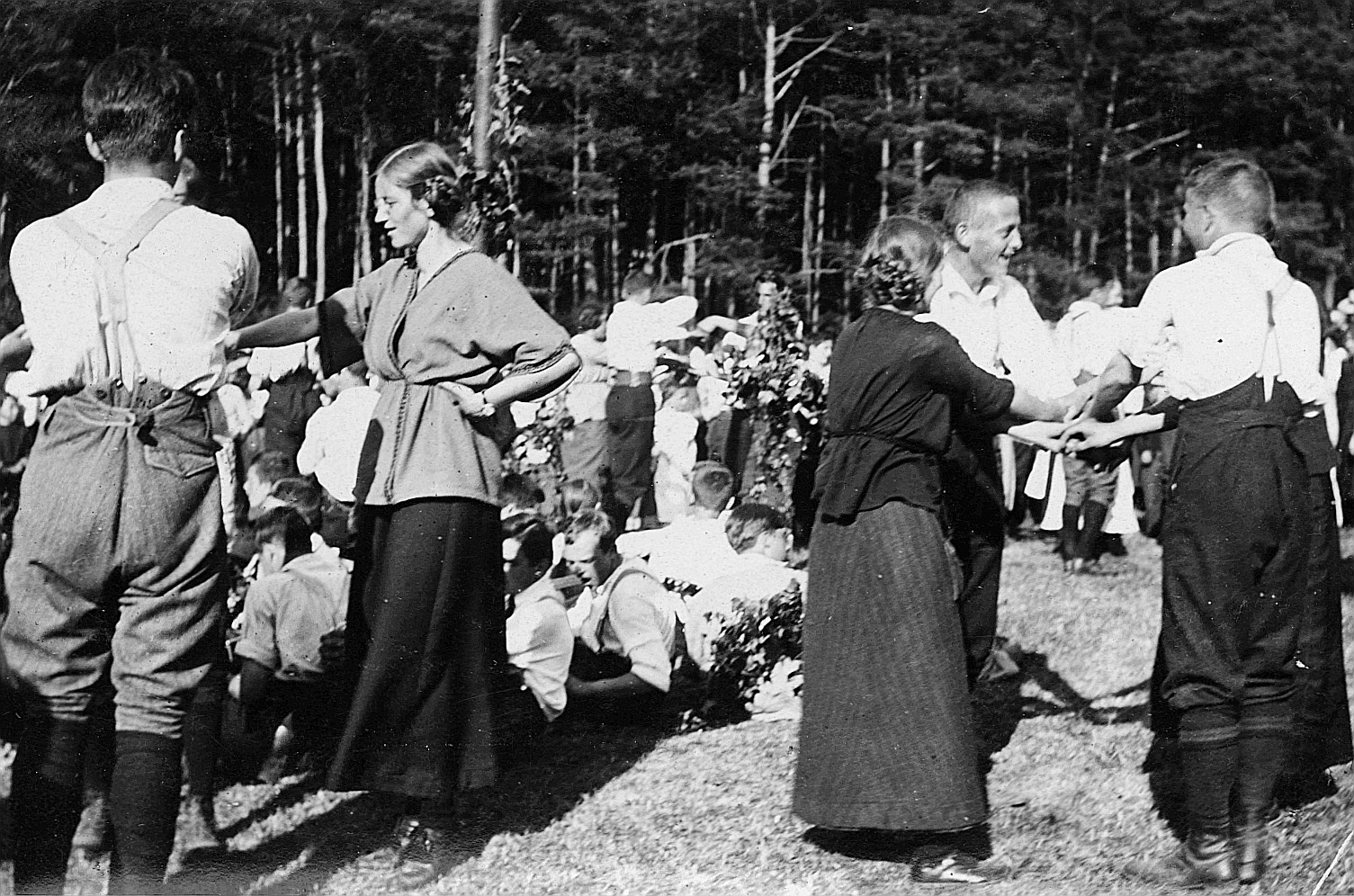 Wandervögel an der Wandervogel-Landsgemeinde bei Steinmaur (Heitliberg) tanzen auf der Wiese (1915)