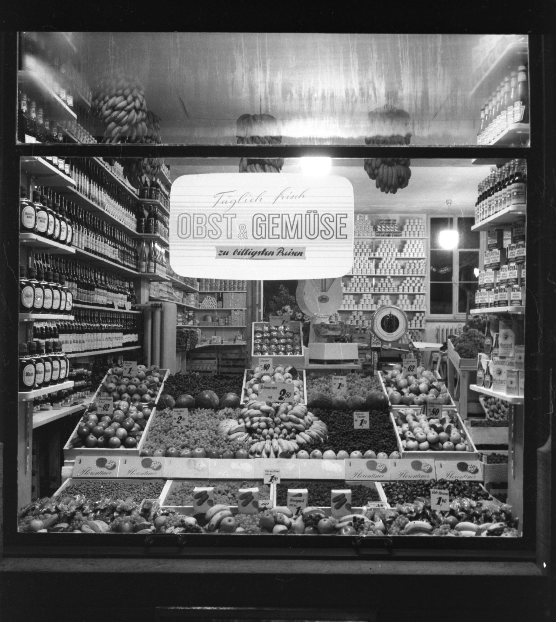 Schaufenster Filiale LVZ: "Täglich frisch Obst und Gemüse zu billigsten Preisen"