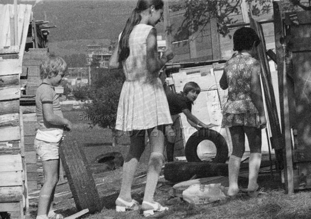 "Robinsonspielplatz Spreitenbach AG" - Kinder und Jugendliche beim Spielen, Autoreifen; 1973