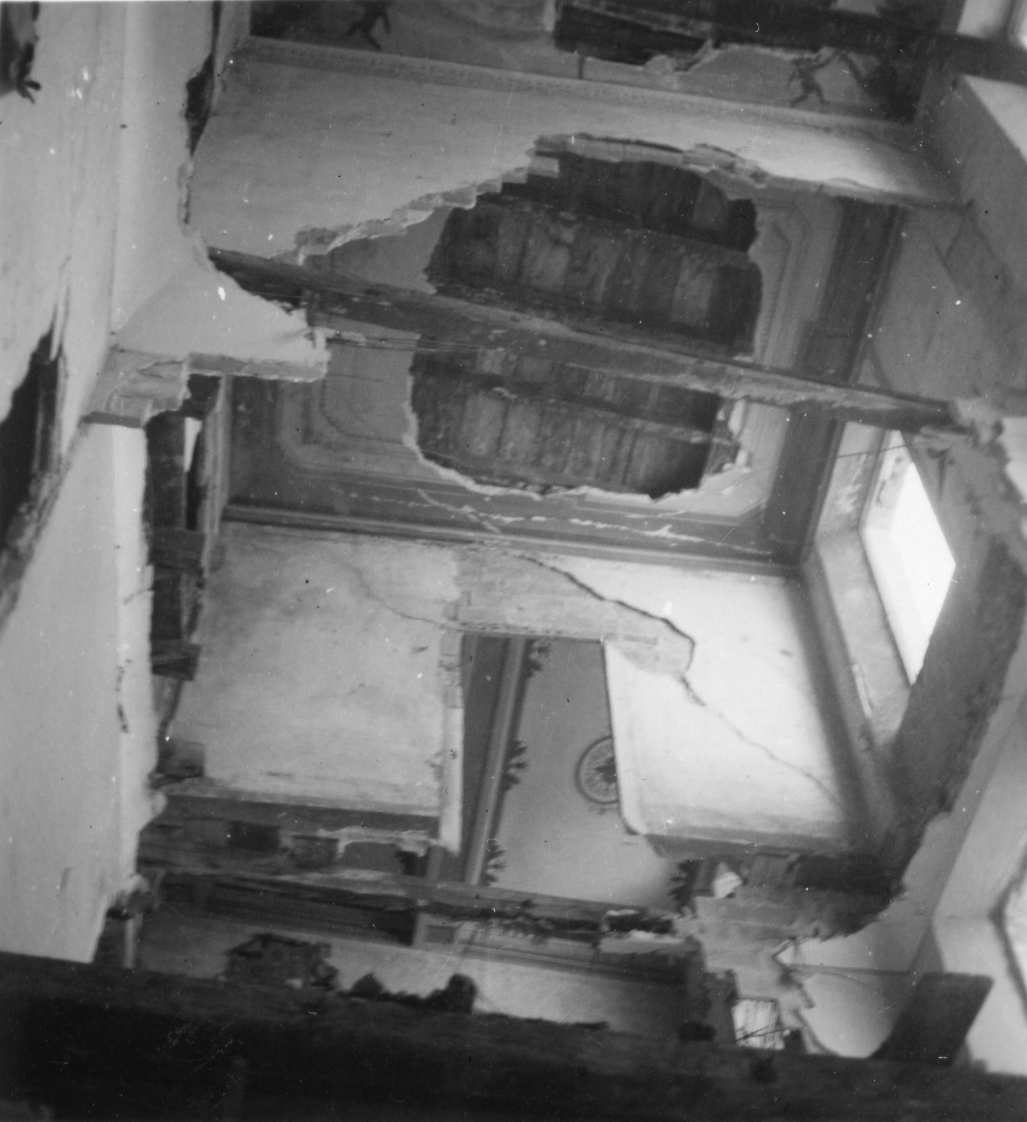 "Ancona, Sommer 1946. Wohnungen in vom Zusammensturz gefährdeten Häusern"; Innenansicht der Wohnung