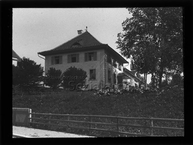 Diaserie zum Thema Kindergarten; Haus im Grünen, umgeben von Sträuchern und Bäumen; um 1930