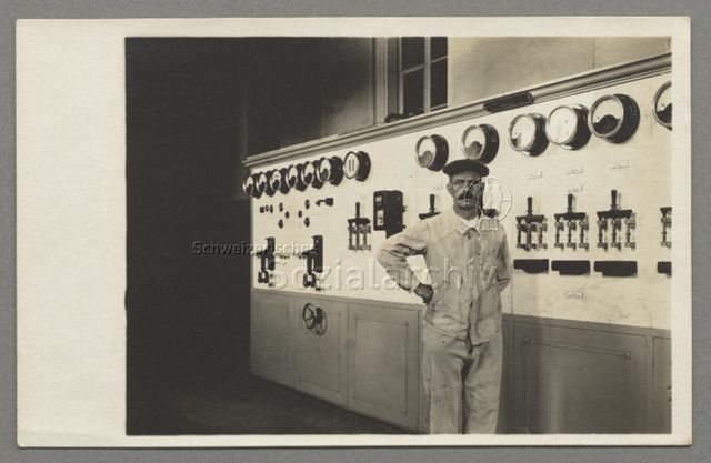 Maschinenmeister vor Schalttafel der Maschinenfabrik Oerlikon, um 1930