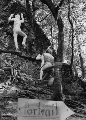 "Robi Olten" - Kinder beim Spielen mit Gipsfiguren; 1976