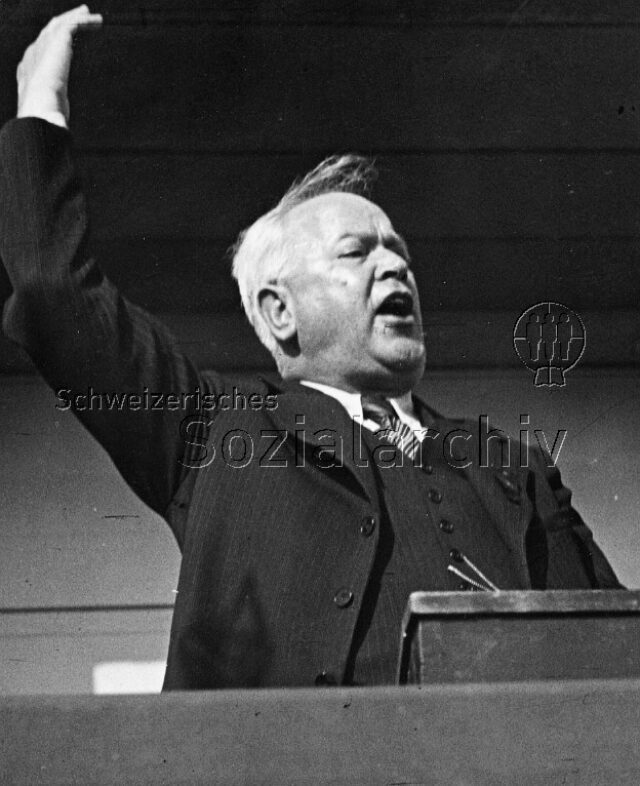 Robert Grimm (an einem Anlass der Gewerkschaft Bau und Holz?) (ca. 1940)