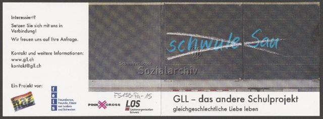 Vorderseite (rechts): "Schwule Sau!" (durchgestrichener Text auf einer Wandtafel), "GLL - das andere Schulprojekt – gleichgeschlechtliche Liebe leben"; Hinterseite (links): Kontaktangaben, Sponsoren – Werbeflyer der Arbeitsgruppe GLL (später ABQ) für das eigene Aufklärungsprogramm in Schulen (um 2010)