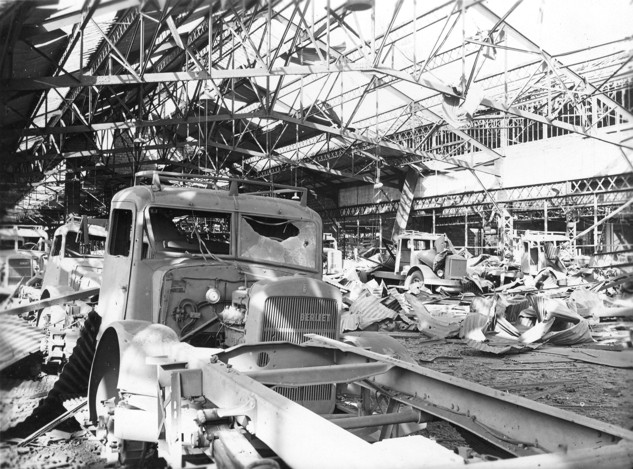 "Lyon, Usines Berliet. Ligne montage chassis poids lourds.", Zerbombte Lastkraftwagenwerke