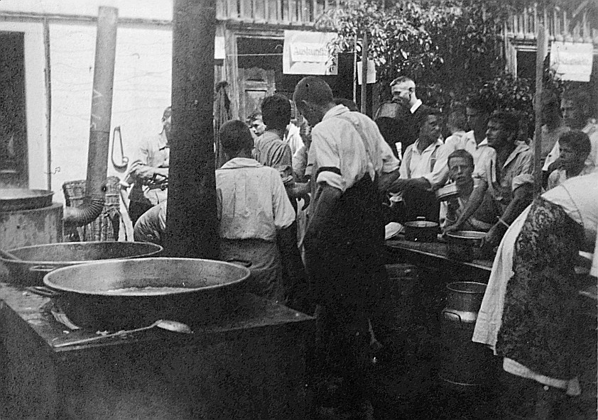 Wandervögel warten auf die Speise - Holzöfen und Kochkessel (1918)