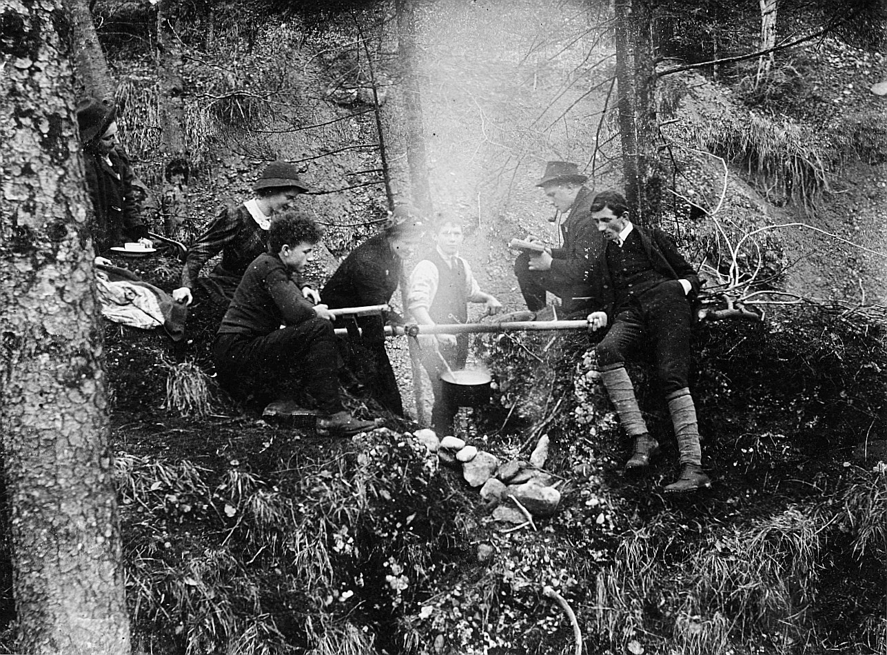 Wandervögel der Ortsgruppe Winterthur kochen auf dem Feuer (vermutlich in der Nähe der Ruine Helfenberg) (1912)