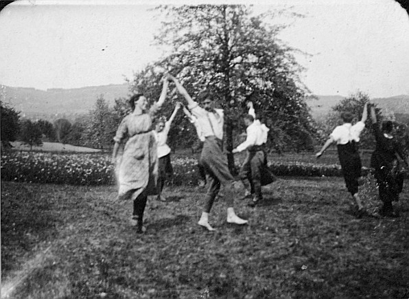 Wandervögel tanzen auf der Wiese - OG Züri-Züri am Zugersee (1919)
