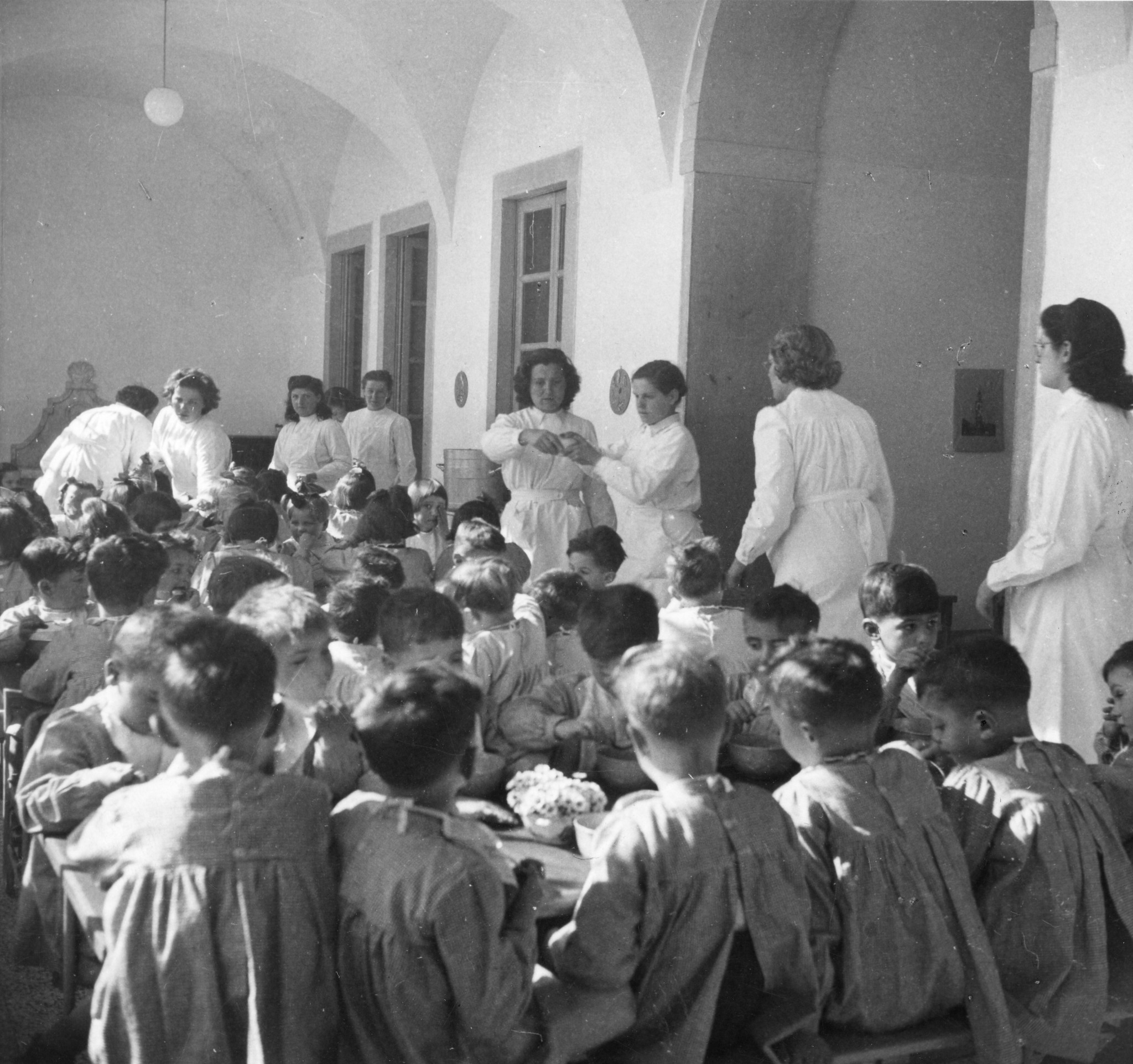 Kinder essen im Speisesaal, Krankenschwestern betreuen die Kinder