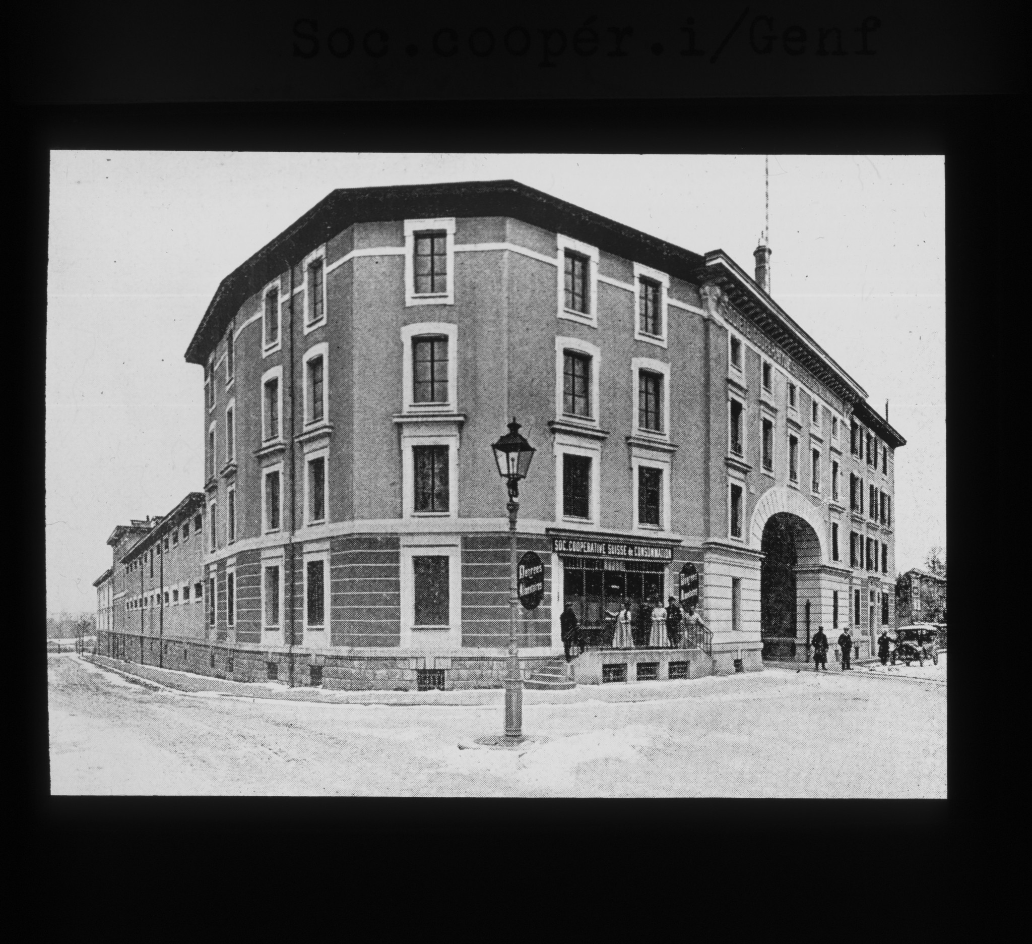 Dia: Filiale der S.C.S.C. (Societé Cooperative Suisse de Consumation) in Genf; Aussenansicht.