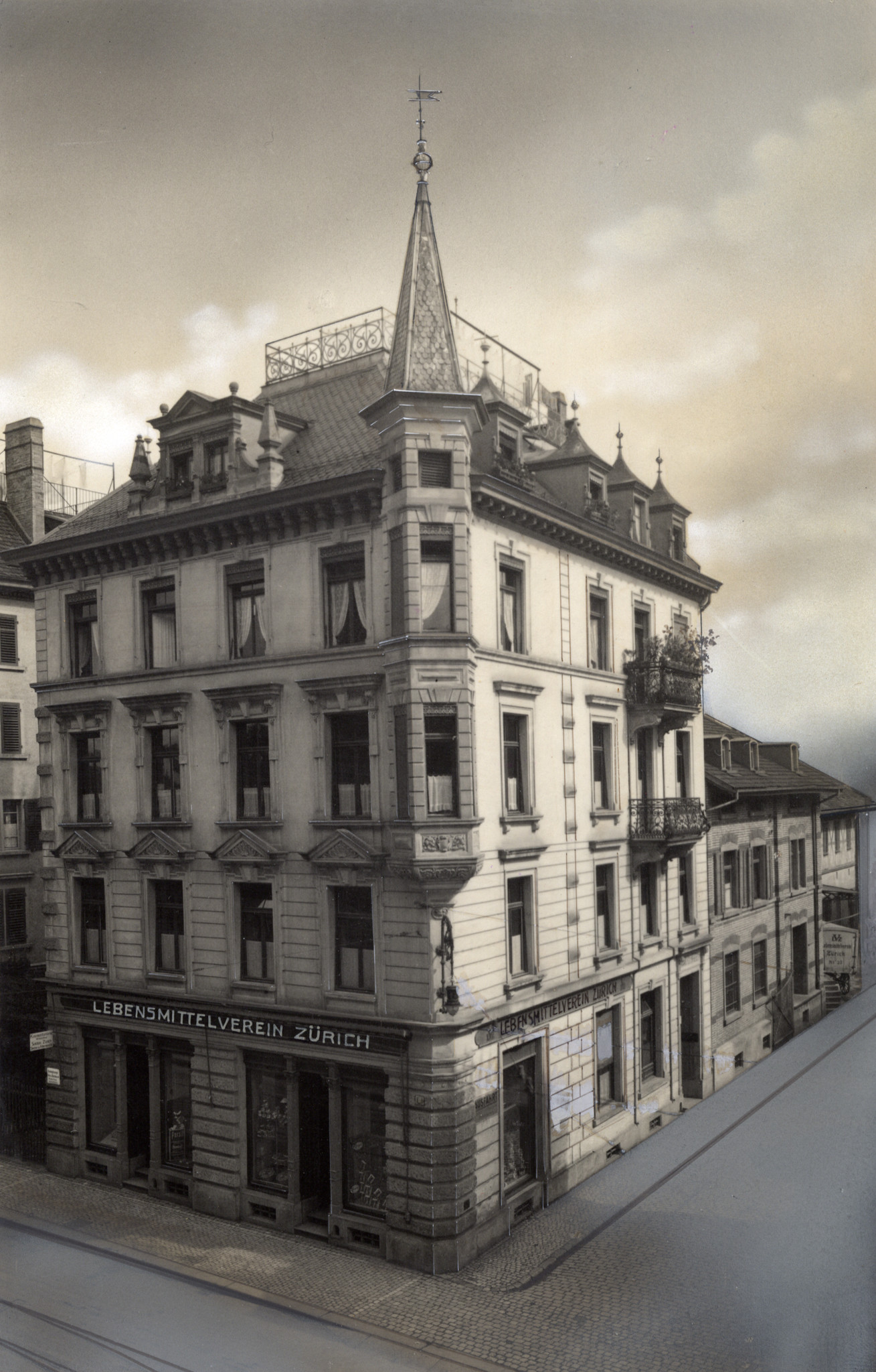Verwaltungs- und Wohngebäude mit Ablage des Lebensmittelvereins Zürich an der Militärstrasse 8
